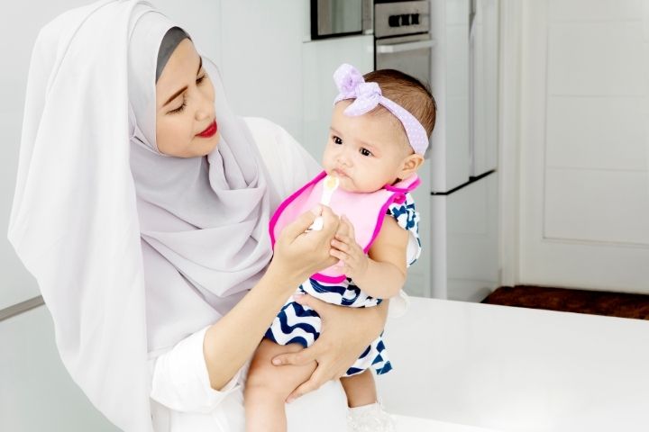 Mengenali 5 Tahap Tumbuh Kembang Bayi Usia 0-12 Bulan